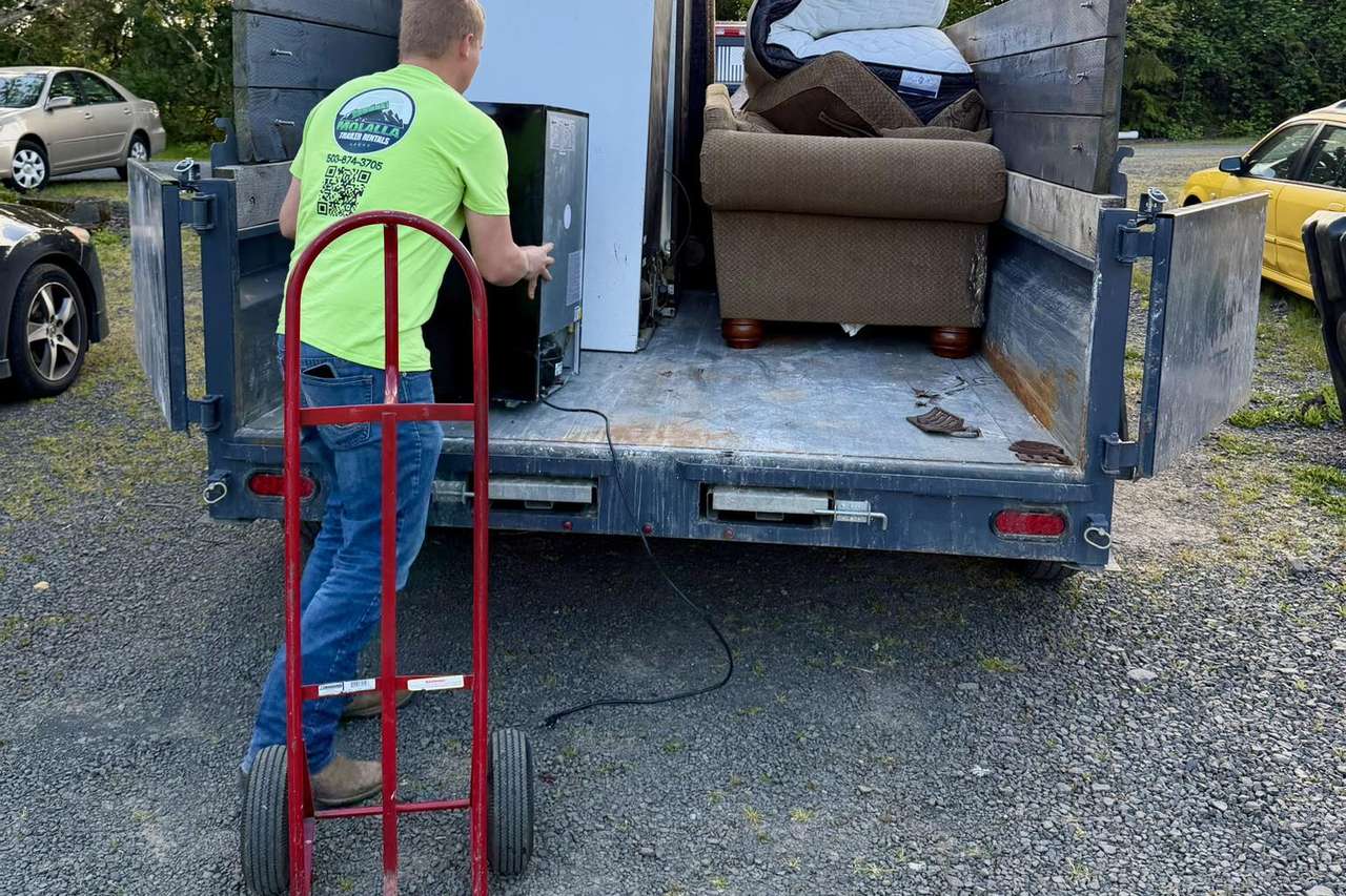 Loading appliances and furniture onto the trailer